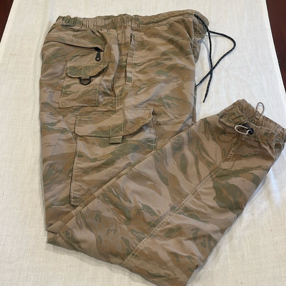 B25020 LCKR mayday camo cargo pants SZ Large